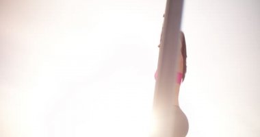 Barfiks çeken genç bayan sporcu.