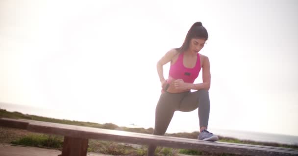 Mujer atlética joven haciendo entrenamiento de tríceps con pesas al aire libre — Vídeo de stock