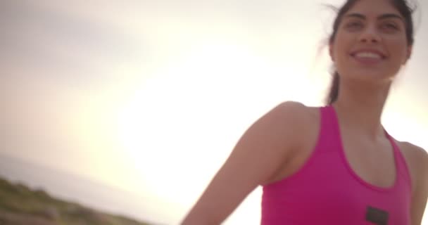 Ung kvinna tränar och tar en paus för att dricka vatten — Stockvideo