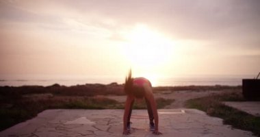 Dışarıda direniş bandıyla çalışan sağlıklı genç bir kadın.