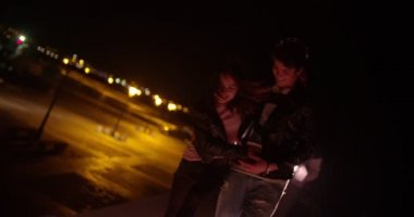 Romantik bir gece randevusu yaşayan genç bir çift.