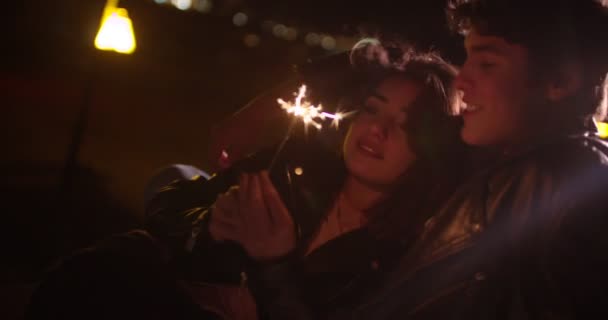 Νεαρό ζευγάρι με sparkler φλερτ κατά τη διάρκεια αργά το βράδυ ημερομηνία — Αρχείο Βίντεο