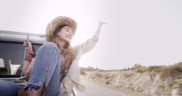 Hermosa chica adolescente disfrutando de un paseo en una camioneta — Vídeos de Stock