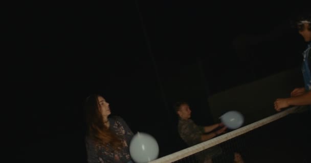 Подростки-хипстеры веселятся с воздушными шарами на вечеринке на открытом воздухе — стоковое видео