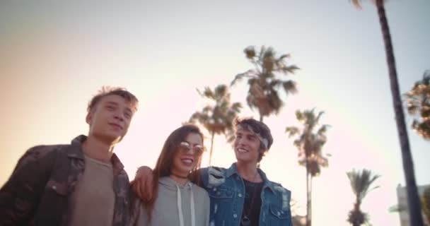 Groep hipster tiener beste vrienden wandelen samen op vakantie — Stockvideo