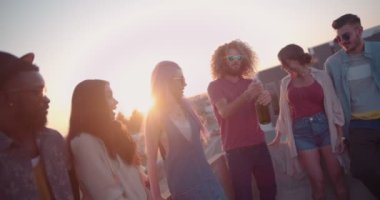 Çok ırklı çiftler yaz partisinde şampanyayla kutlama yapıyorlar.