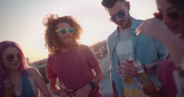 Mladí přátelé na letních prázdninách slaví, pijí pivo a připíjejí — Stock video