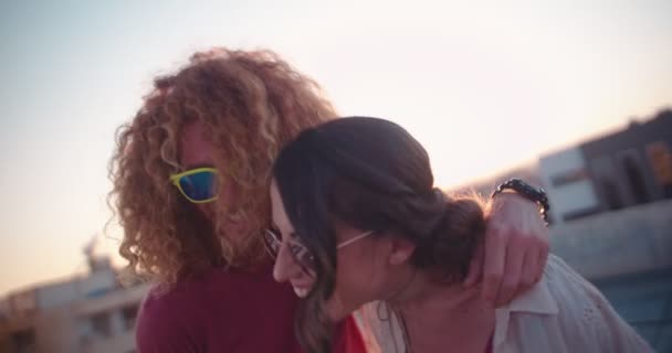 Jeune couple hipster s'amuser à la fête d'été sur le toit — Video
