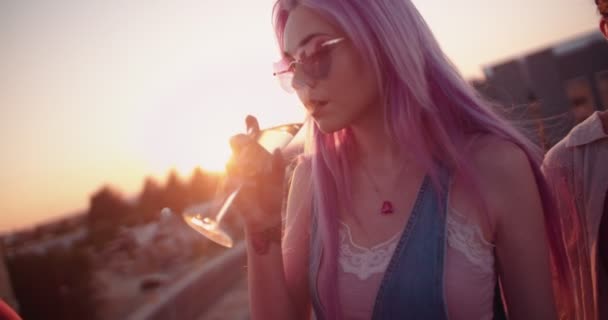 Hipster vrouw drinken champagne op het dak bar bij zonsondergang — Stockvideo