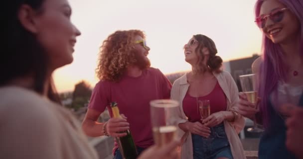 Hipster amigos se divertindo, bebendo champanhe e conversando na festa — Vídeo de Stock