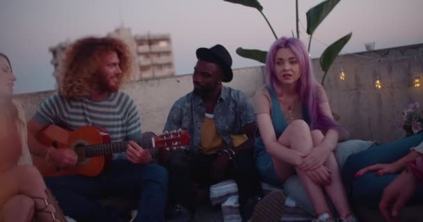 Amigos hipster multiétnicos tocando la guitarra y cantando en la fiesta — Vídeo de stock