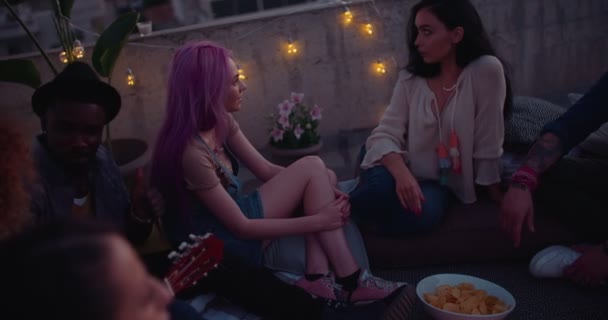 Jeunes couples hipster multi-ethniques se relaxant à la fête d'été sur le toit — Video