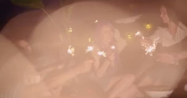 Jovens amigos hipster multi-étnicos comemorando na festa de aniversário com sparklers — Vídeo de Stock