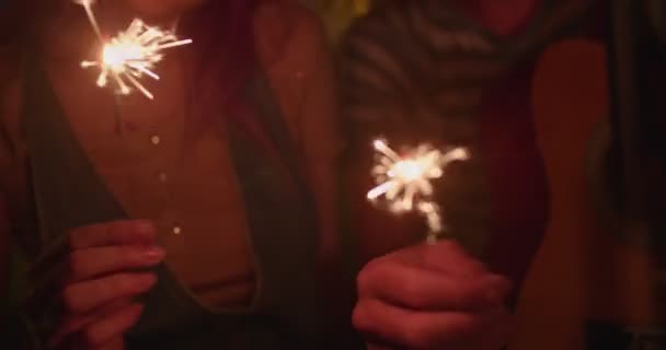 Jovem casal hipster comemorando seu aniversário com sparklers — Vídeo de Stock