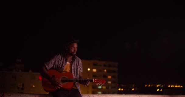 Jovem hipster masculino guitarrista afro-americano atuando na cidade — Vídeo de Stock