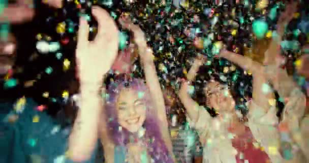 Jonge multi-etnische hipster vrienden dansen en feesten 's nachts — Stockvideo