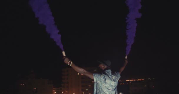 Молодий протектор тримає димові бомби на міському даху — стокове відео