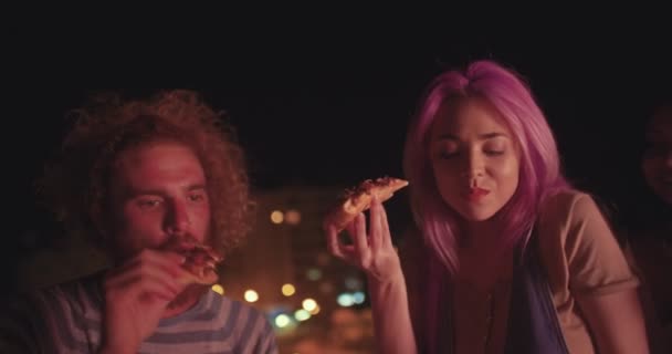 Νέοι hipster φίλους τρώει πίτσα και να χαλαρώσετε στο πάρτι στον τελευταίο όροφο — Αρχείο Βίντεο
