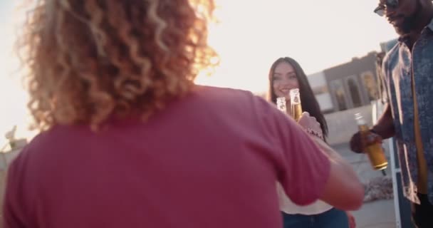 Amigos multi-étnicos comemorando e brindando com cerveja na festa no telhado — Vídeo de Stock