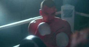 Boks ringinde antrenman yapan erkek boksör.