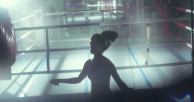 Boks stüdyosunda ip atlayan genç bir kadın.