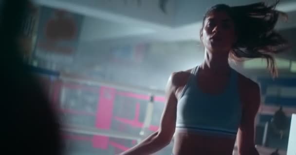 Mujer atlética haciendo un entrenamiento de saltar la cuerda en el estudio de boxeo — Vídeo de stock