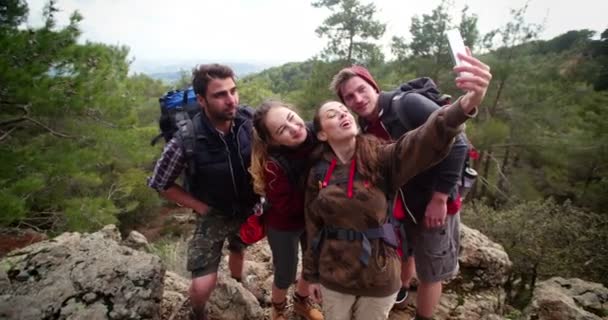 Genç yürüyüşçüler dağ zirvesinde selfie çekiyorlar. — Stok video