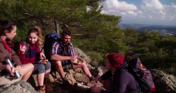 Couples hiking on the mountain having a picnic and resting — Stock Video