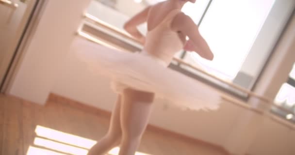Ung ballerina snurrar medan hon dansar i balett studio — Stockvideo
