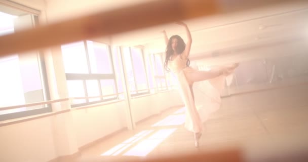 Vacker kvinnlig dansare som utför modern dans i en studio — Stockvideo