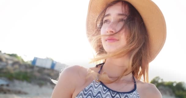 Bella giovane donna con cappello estivo in spiaggia — Video Stock