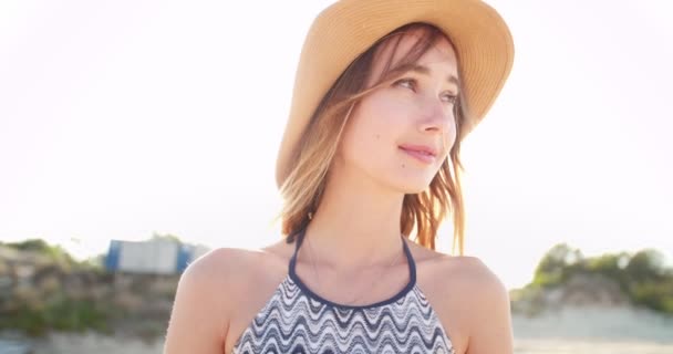 Menina loira bonita desfrutando da brisa do verão em uma praia — Vídeo de Stock