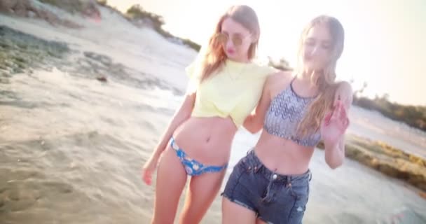 Donne che si rilassano passeggiando in mare in spiaggia — Video Stock