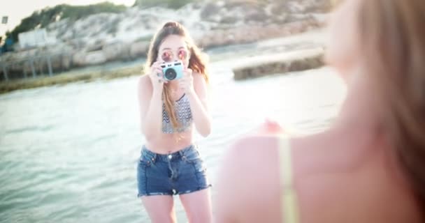 Hermosas mujeres en vacaciones de verano tomando fotos en la playa — Vídeo de stock