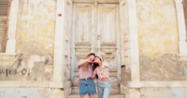 Kadın en iyi arkadaşlar elleriyle kalp sembolü yapıyorlar.