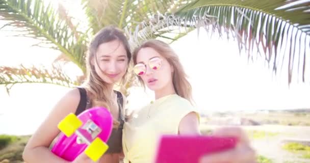 Kaykaylı güzel hippi ada kızları selfie çekiyorlar. — Stok video