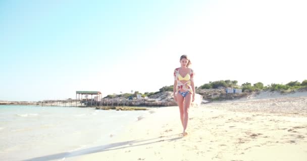 Attractive young woman in swimsuit walking on tropical island vacations — Stock Video