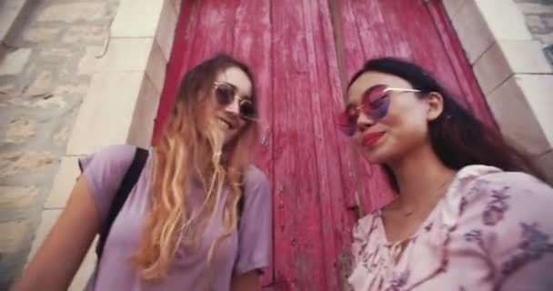 Piękne młode kobiety rzucające konfetti na ulicach starego miasta — Wideo stockowe