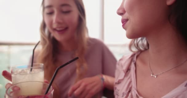 Jovens hipster mulheres comemorando e brindando com coquetéis no restaurante — Vídeo de Stock