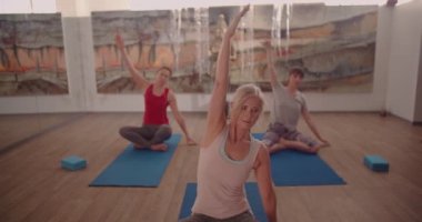 Elleri yoga pozunda güzel, son sınıf güzeli bir kadın.