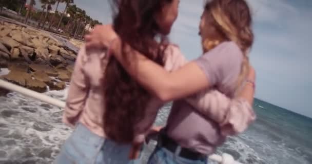 Giovani amiche in piedi sul molo abbracciare e discutere — Video Stock