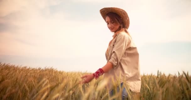 Unga kvinnliga lantarbetare som står på en åker av grödor — Stockvideo