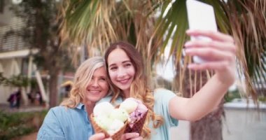 Dondurmalı havalı büyükanne ve genç torun selfie çekiyor.