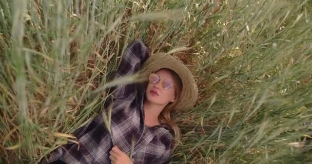 Krásná venkovská dívka odpočívající na louce — Stock video