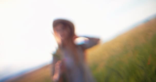 Joven agricultora sosteniendo plantas de trigo en un campo — Vídeos de Stock