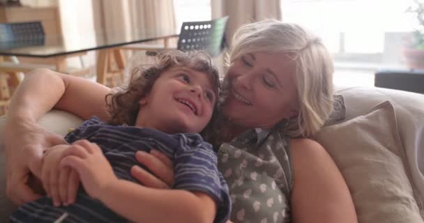 Leuke jongen tijd doorbrengen met zijn oma thuis — Stockvideo