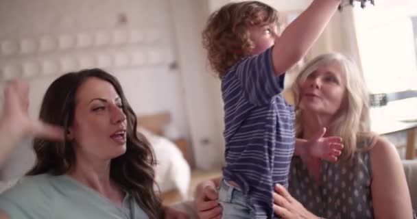 Słodki chłopiec z matką i babcią bawią się w domu — Wideo stockowe