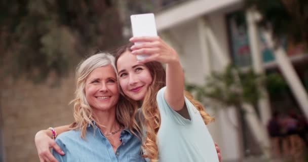 Mooie senior moeder en dochter nemen selfies in de stad — Stockvideo