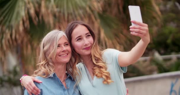 Schöne Oma und Teenager-Enkelin machen Selfies im Inselurlaub — Stockvideo