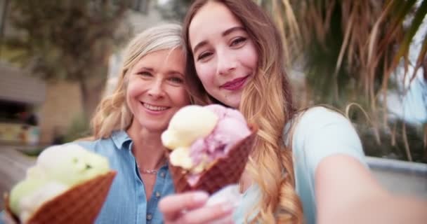 Mãe e filha sênior com videocalling de sorvete no telefone inteligente — Vídeo de Stock